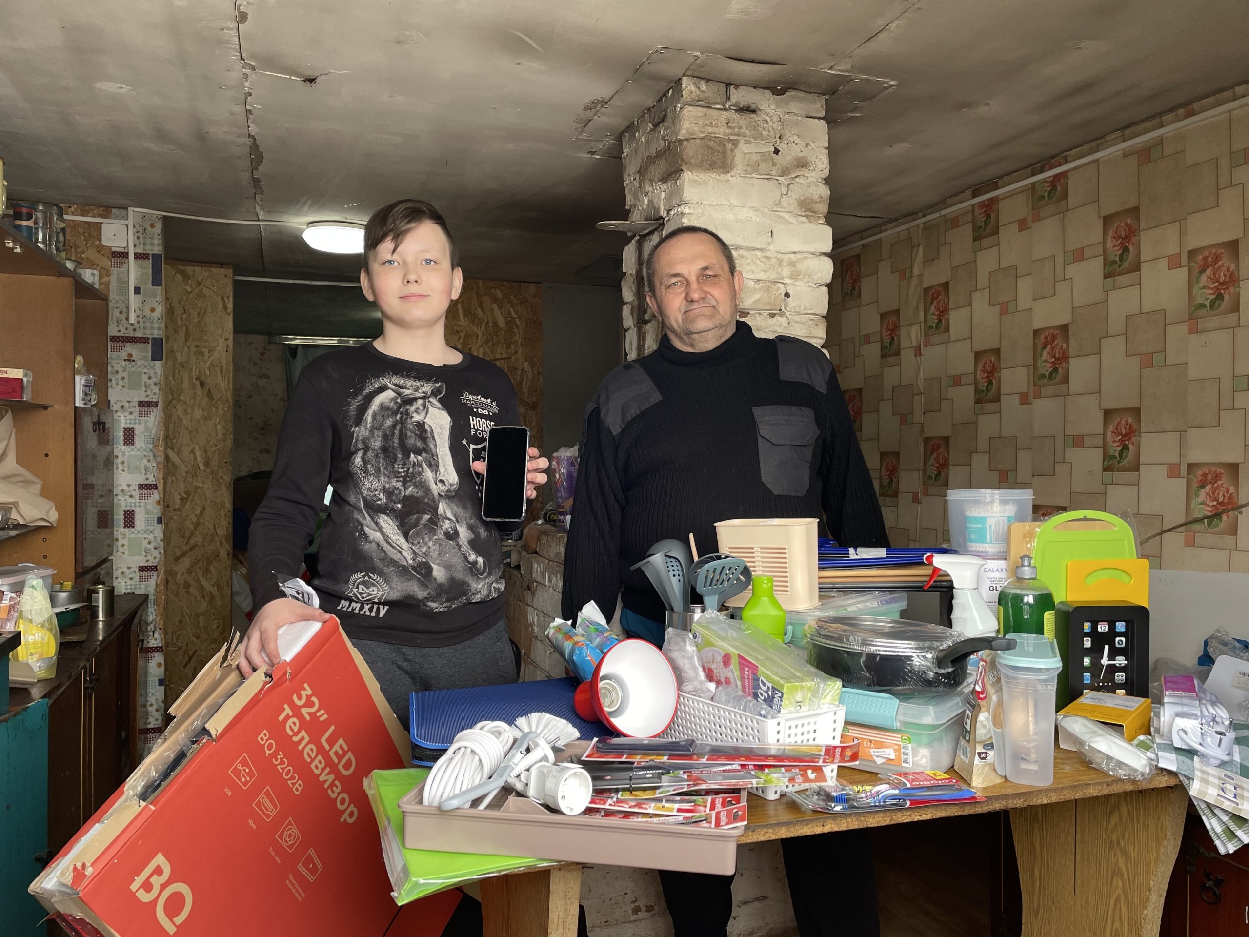 «Разберем вещи сегодня. Если успеем»: отцу и сыну привезли гору подарков