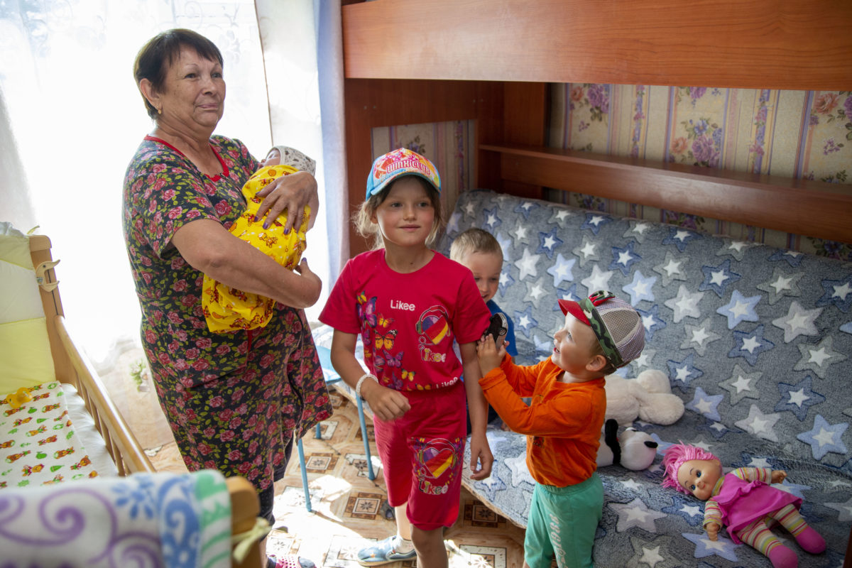Дети вернулись домой и познакомились с маленькой сестренкой