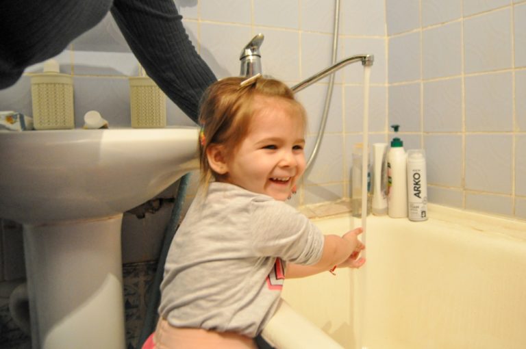 Маме и дочке помогли после пожара