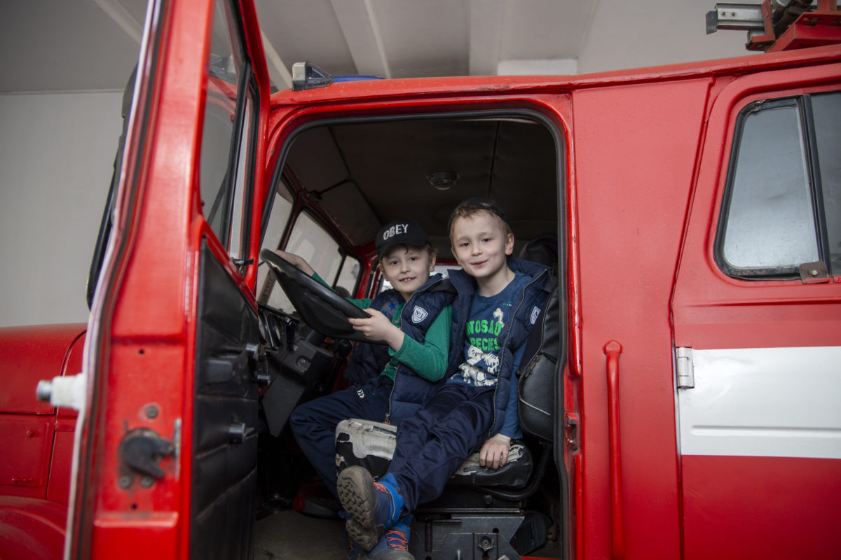 Дети задали пожарным самые неожиданные вопросы