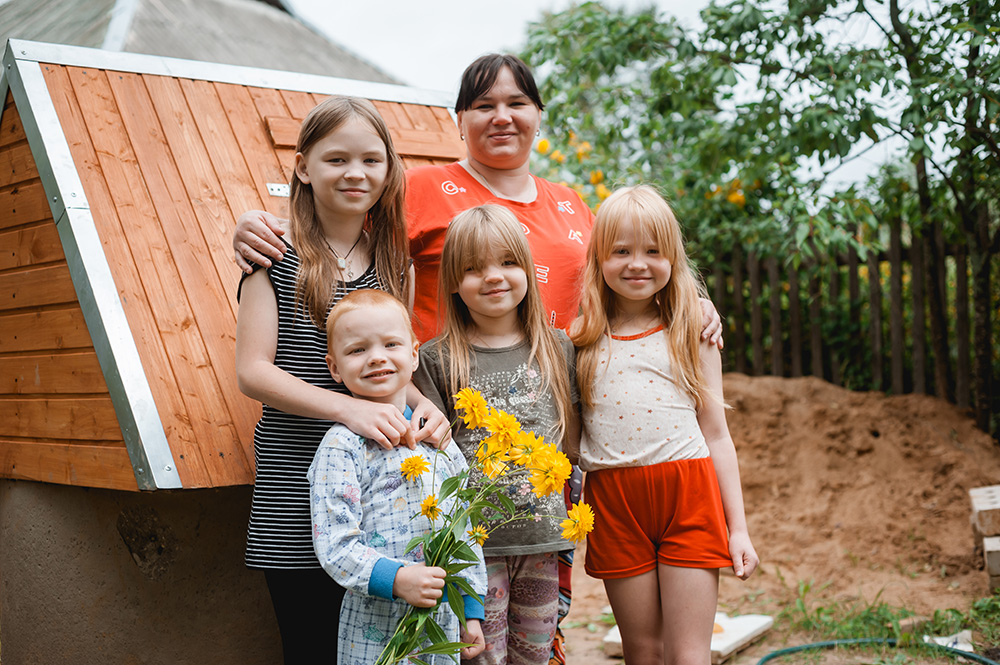 Чистенькая пошла! У многодетной семьи наконец-то появилась своя вода