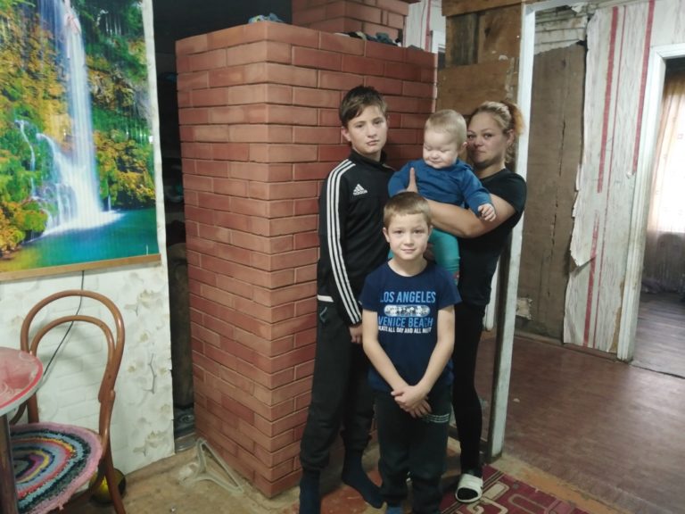 "Спасибо фонду за уют": еще одна семья встретит Новый год в тепле