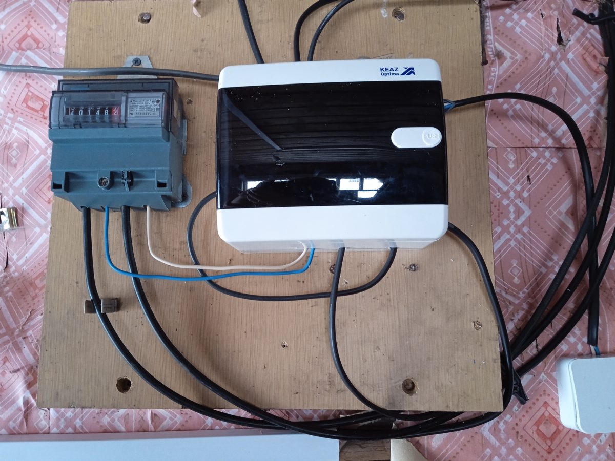 Теперь дома безопасно: семьям заменили проводку