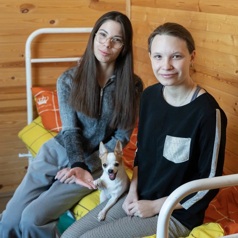 Соня и Алина победили проблемы со здоровьем. А мы поможем им жить в тепле