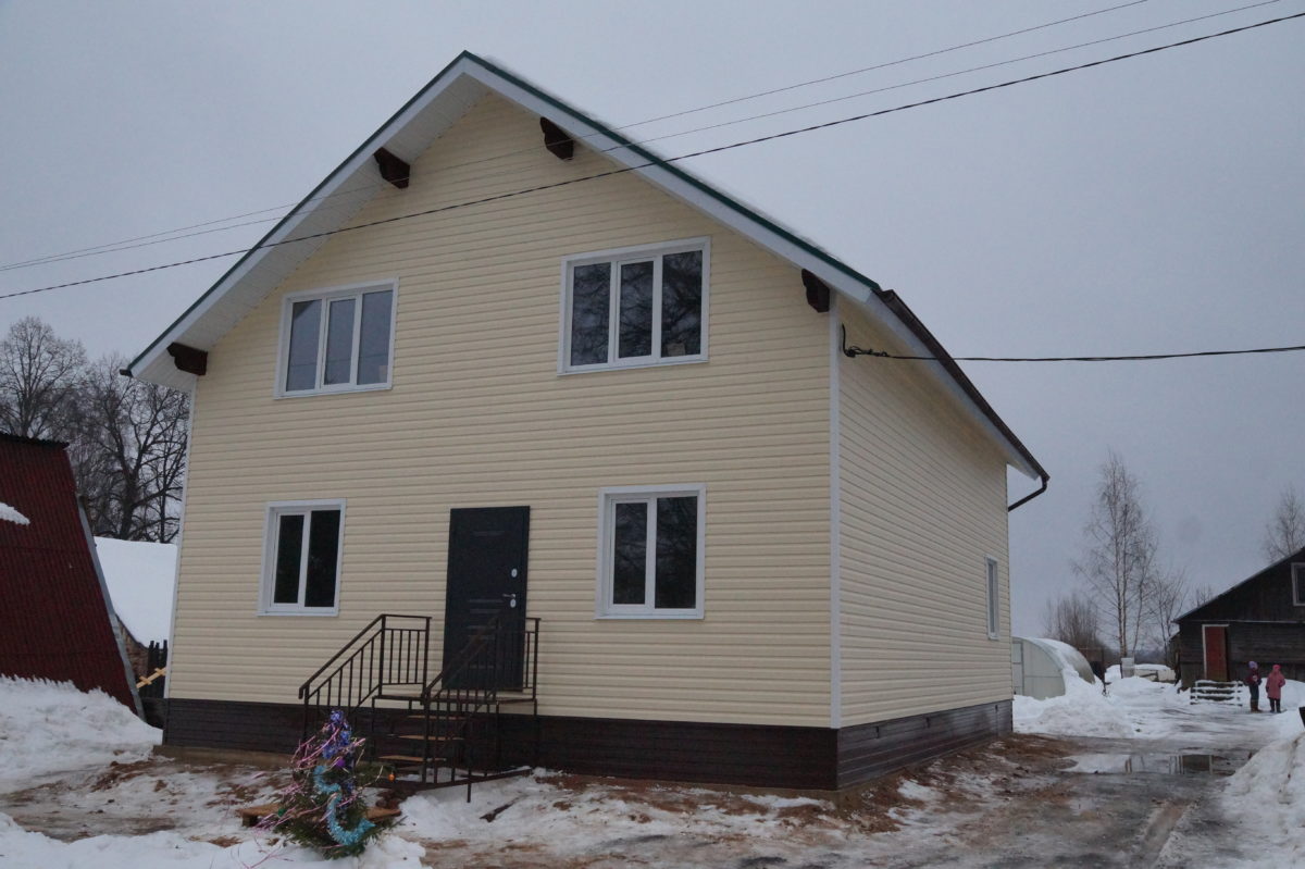 У многодетной семьи погорельцев теперь новый дом!