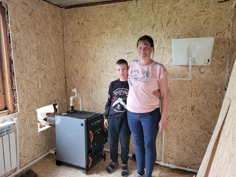 "Без печки - это не жизнь": фонд вернул тепло в дома семей