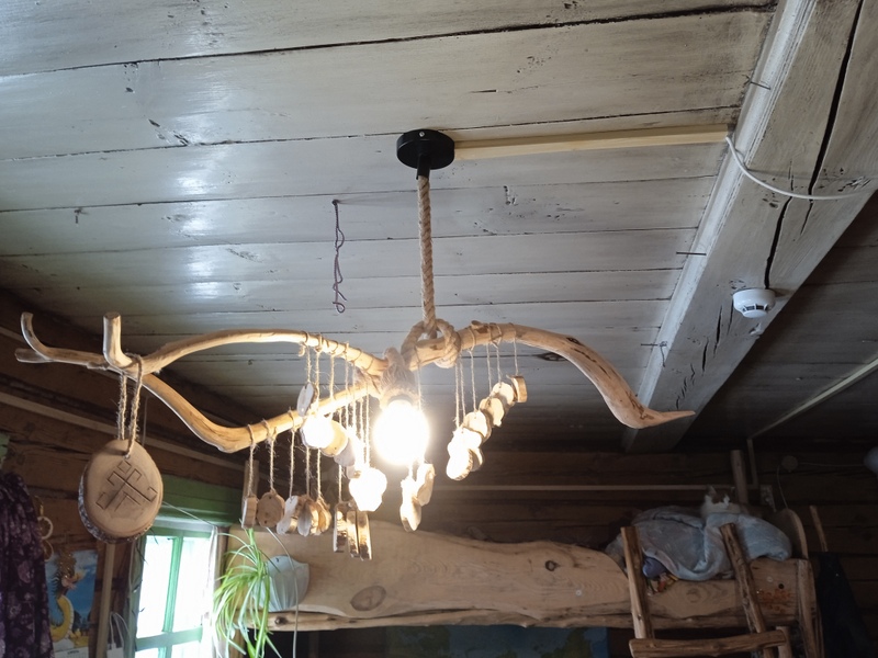 Теперь «экспонаты» видно хорошо! В доме-«музее» стало светло и безопасно