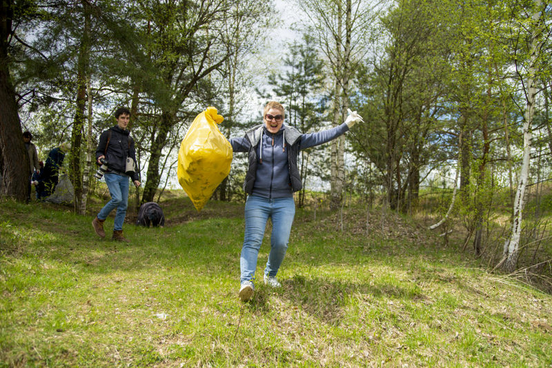 Минус 170 килограммов: сотрудники фонда "Константа" вышли на субботник в Первомайскую рощу