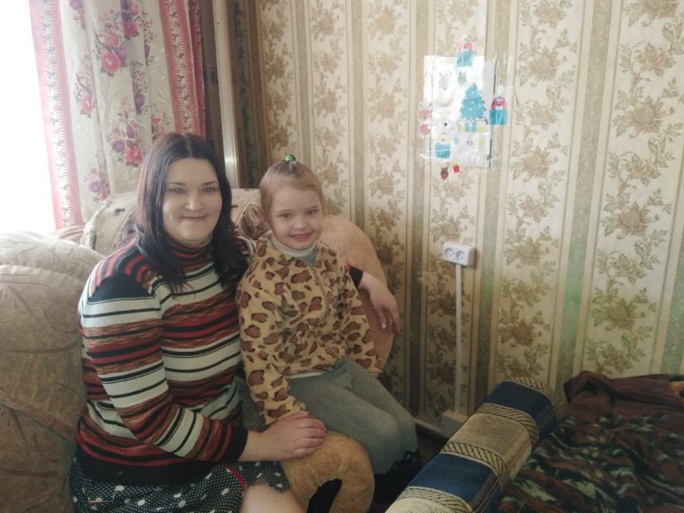 Мама и дети живут в уютном теплом доме