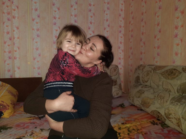 Маме и дочке помогли после пожара