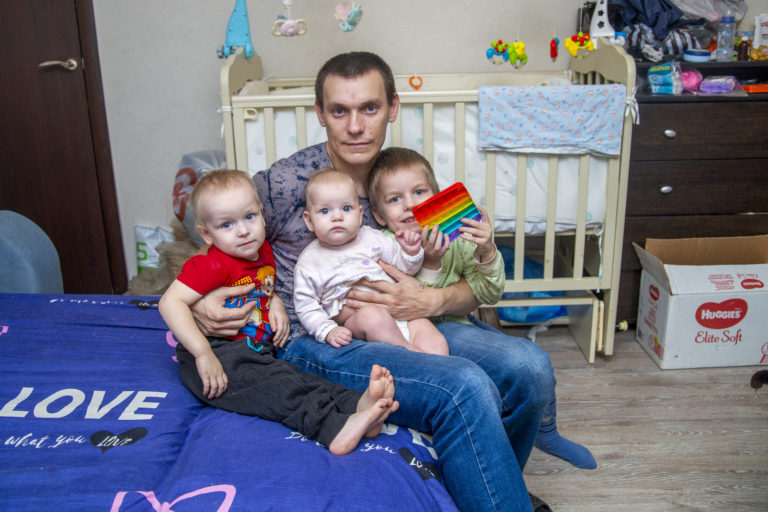 Ваня, Рома и Катя с папой