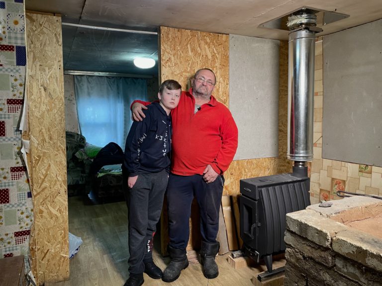 В тепле и не в обиде: у отца и сына теперь новая надежная печь
