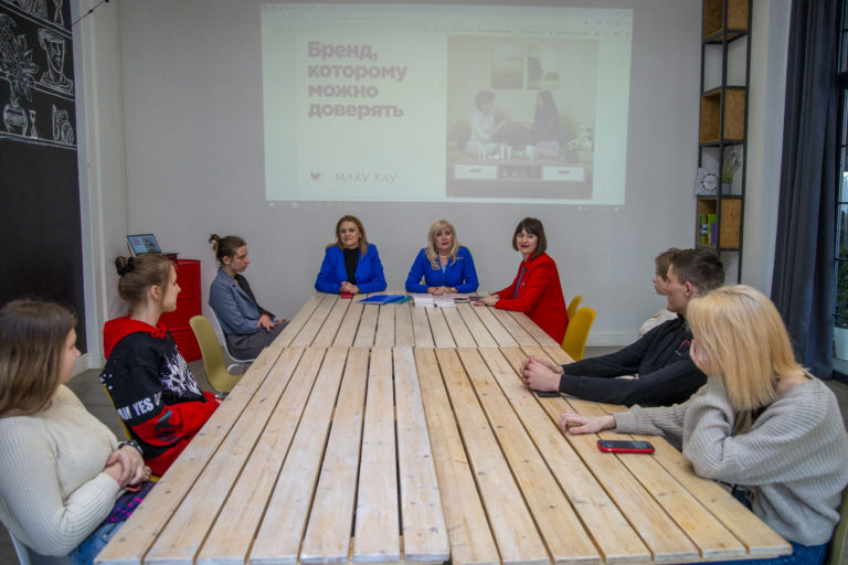 Выпускникам детских домов рассказали, как добиться успеха в компании "Mary Kay"